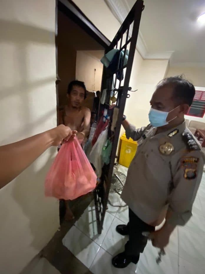 polsek_medan_baru_konsisten_beri_penganan_ubi_rebus_ke_tahanan