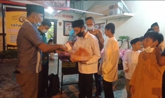 polsek_medan_baru_santuni_anak_yatim_dan_buka_puasa_bersama