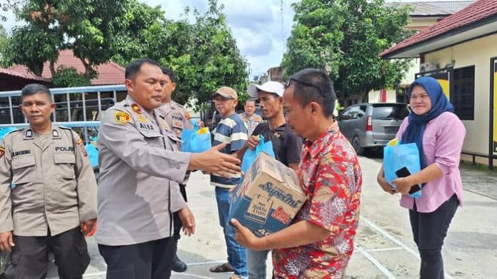 polsek_medan_helvetia_salurkan_bantuan_bagi_warga_terdampak_banjir