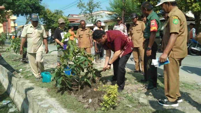 polsek_medan_kota_bersama_forkopimcam_tanam_10_bibit_pohon_bermanfaat