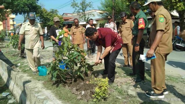 polsek_medan_kota_bersama_forkopimcam_tanam_10_bibit_pohon_bermanfaat