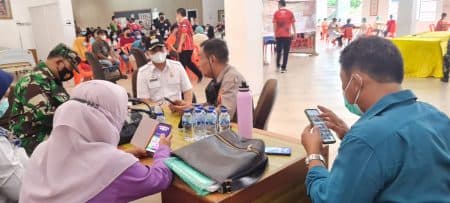 polsek_medan_timur_dan_yayasan_wijaya_gelar_serbuan_vaksinasi_tni_polri