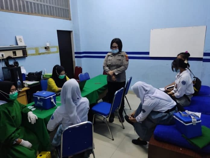 polsek_medan_timur_fasilitasi_vaksinasi_covid_19_akabri_90_bagi_pelajar