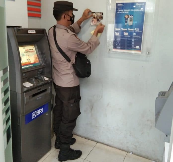 polsek_medan_timur_sebar_stiker_pengaduan_masyarakat