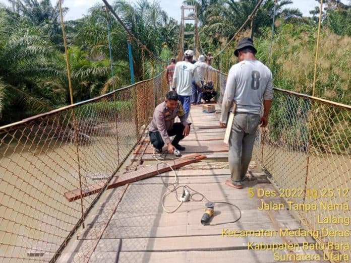polsek_medang_deras_bersama_warga_perbaiki_jembatan_gantung