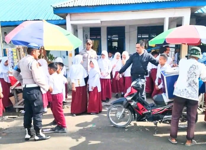 polsek_medang_deras_sambangi_sekolah_minta_jangan_percaya_isu_penculikan_anak_namun_harus_tetap_waspada