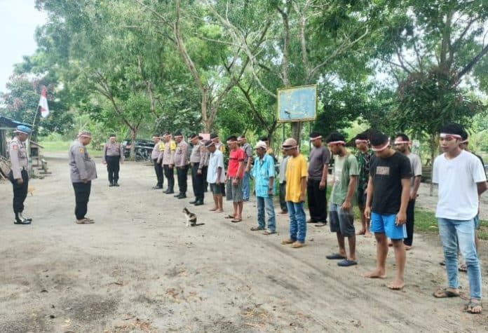 polsek_medang_deras_tanam_1000_bibit_bakau_di_pantai_sujono