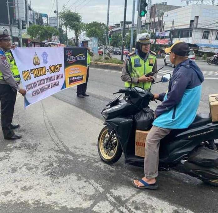 polsek_percut_sei_tuan_gelar_operasi_patuh_toba_2023_pengendara_yang_melanggar_ditegur