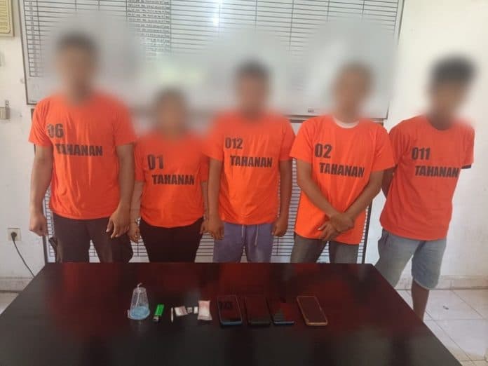 polsek_perdagangan_gagalkan_pesta_sabu_4_pria_dan_1_wanita_ditangkap