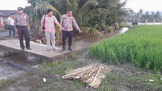 polsek_raya_kahean_evakuasi_warga_yang_tewas_tersambar_petir