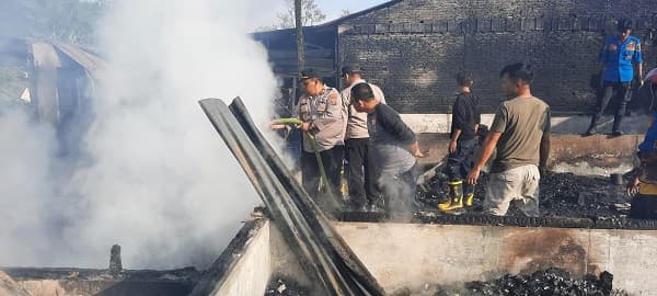 polsek_raya_selidiki_kebakaran_7_unit_rumah_di_mangadei_simalungun