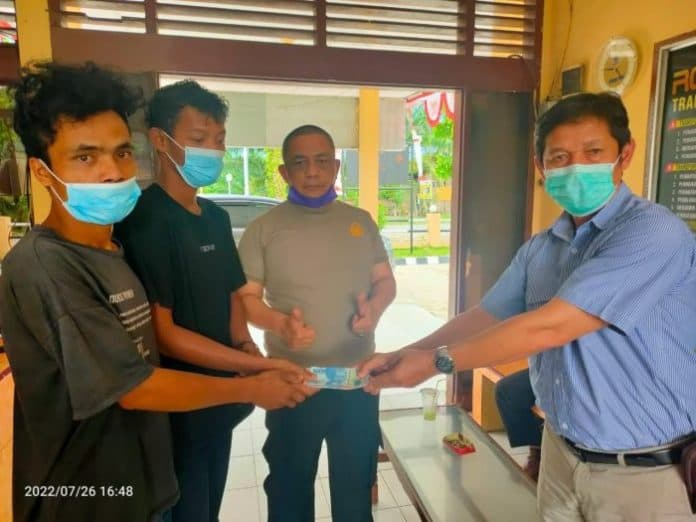 polsek_serbelawan_tuntaskan_kasus_pencurian_getah_melalui_restorative_justice
