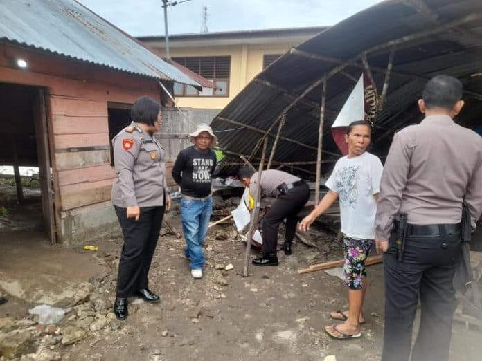 polsek_siantar_utara_terjun_ke_lokasi_banjir_gotong_royong_bersihkan_sisa_lumpur_dan_sampah