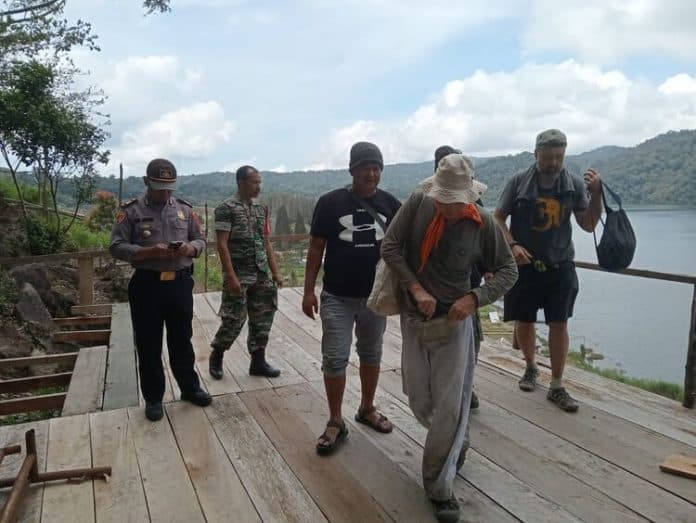 polsek_simpang_empat_cegah_wisatawan_rusia_mau_mendaki_gunung_sinabung