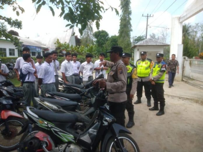 polsek_sipispis_imbau_pelajar_sman_i_ikut_jaga_kamtibmas