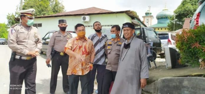 polsek_sunggal_bagikan_nasi_bungkus_pada_korban_banjir