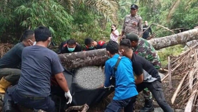polsek_tanah_jawa_evakuasi_mayat_di_sungai_mombuaya_simalungun