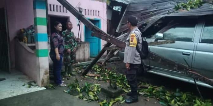 polsek_tanah_jawa_evakuasi_warga_terdampak_puting_beliung