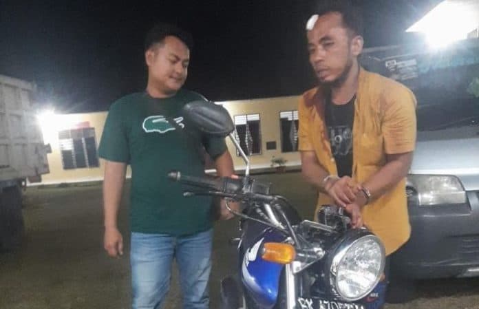polsek_tanah_jawa_tangkap_pencuri_motor_di_parkiran_masjid_al_furqon