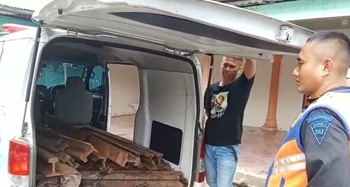 polsuska_asahan_tangkap_pencuri_besi_rel_kereta_api_pelaku_gunakan_ambulans