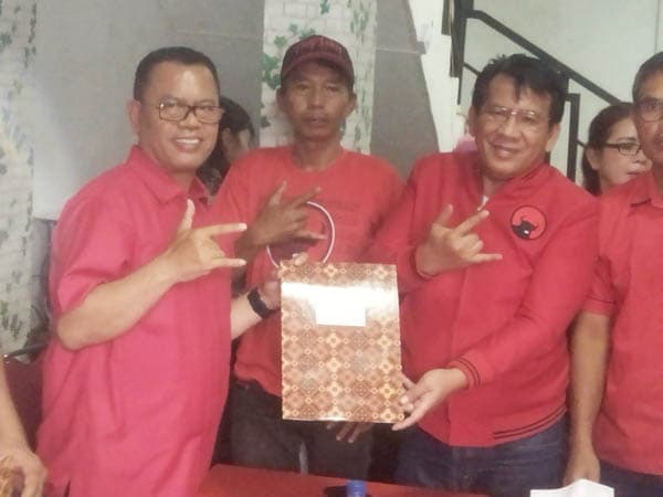 poltak_gaga_kembalikan_formulir_bacalon_bupati_dan_wakil_bupati_ke_pdip_bakal_patahkan_mitos