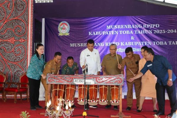 poltak_sitorus_ingin_kabupaten_toba_maju_dan_unggul_dari_kabupaten_tetangga