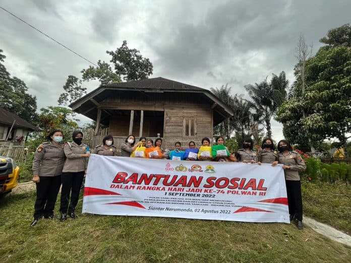 polwan_polres_toba_gelar_goes_to_school_dan_bakti_sosial