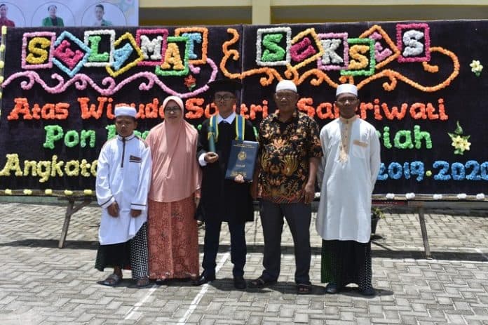 ponpes_nu_al_qomariah_wisuda_33_santri_dengan_menerapkan_prokes_covid_19