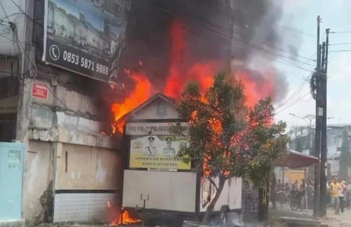 pos_lantas_polsek_sunggal_di_kampung_lalang_terbakar