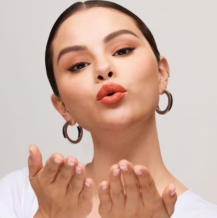 positif_covid_19_ini_pesan_penting_selena_gomez_untuk_fans