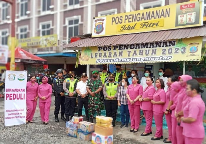 pospam_i_parluasan_dikunjungi_ibu_ibu_cantik_dari_mapolres_siantar