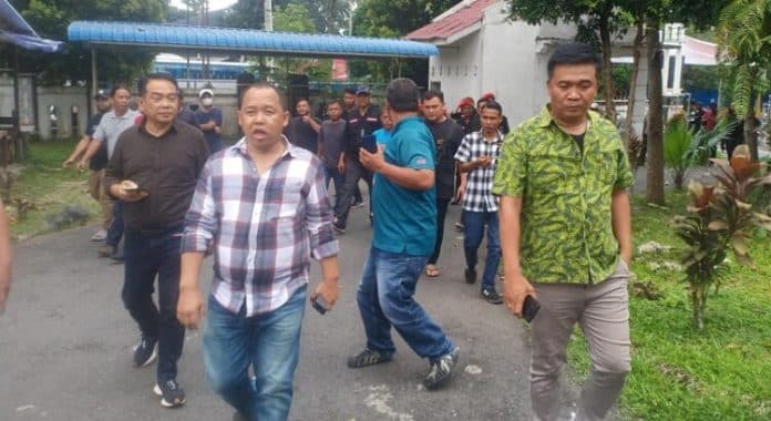 poster_ganjar_pranowo_dicopot_satpol_pp_pemko_siantar_dipasang_di_area_sekolah