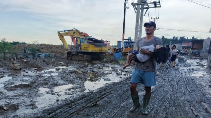 potret_kondisi_warga_marindal_deli_serdang_yang_berlumuran_lumpur_pasca_banjir