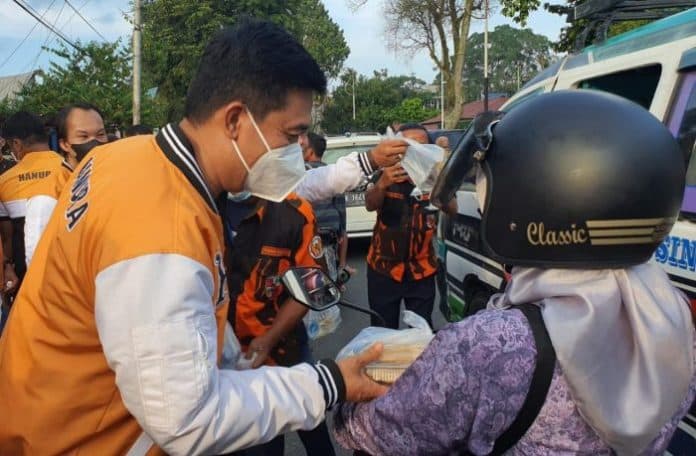 pp_bersama_hanura_siantar_bagi_takjil_dan_masker