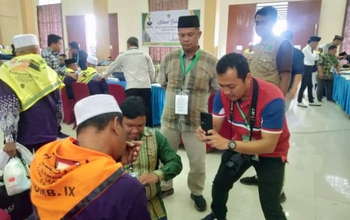 ppih_embarkasi_medan_pantau_pemeriksaan_kesehatan_jemaah_haji_kloter_7