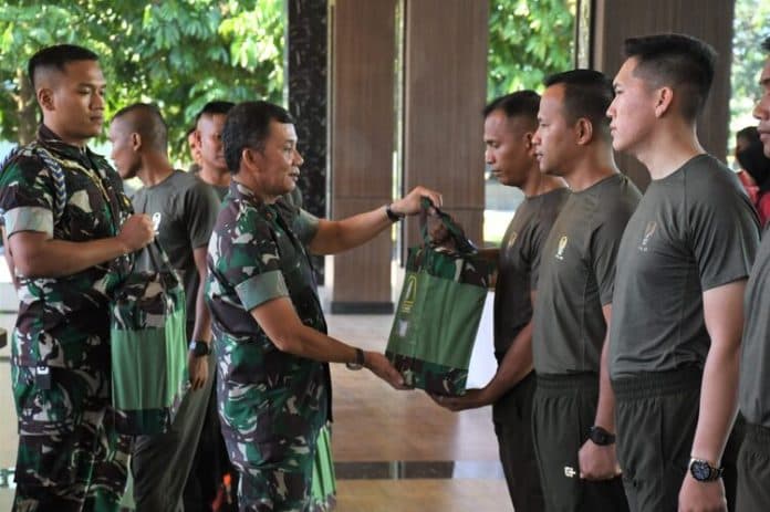 prajurit_kodam_ibb_terima_kaporlap_5_item_prioritas_kasad