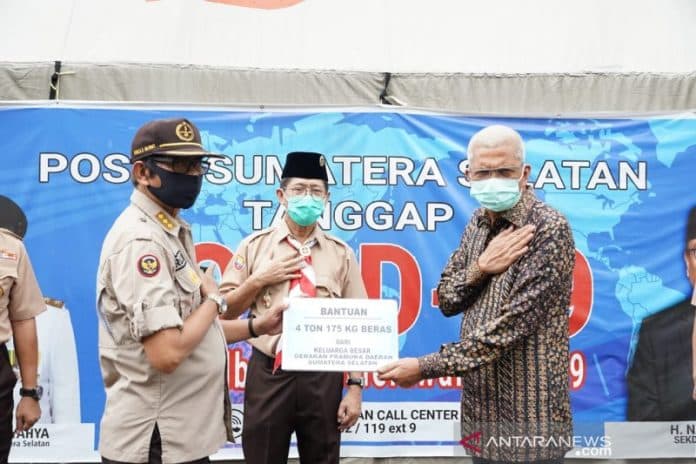 pramuka_salurkan_bantuan_beras_untuk_masyarakat_terdampak_corona