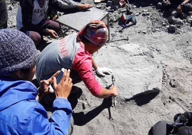 prasasti_soe_hok_gie_idhan_lubis_terpasang_di_puncak_mahameru