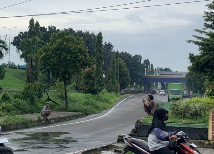 preman_berkedok_pak_ogah_di_pintu_tol_bandar_selamat_masyarakat_selalu_meresahkan