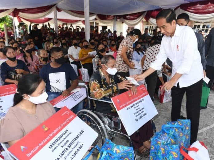 presiden_berkunjung_ke_nias_utara_dan_berikan_bantuan_jokowi_bukan_beli_hp_ya_tapi_buat_modal_usaha