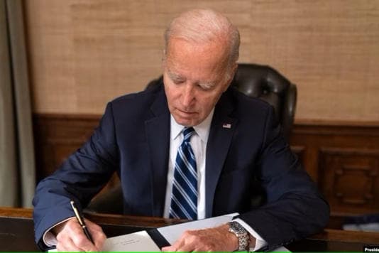 presiden_joe_biden_hubungi_presiden_mahmoud_abbas_untuk_menawarkan_bantuan