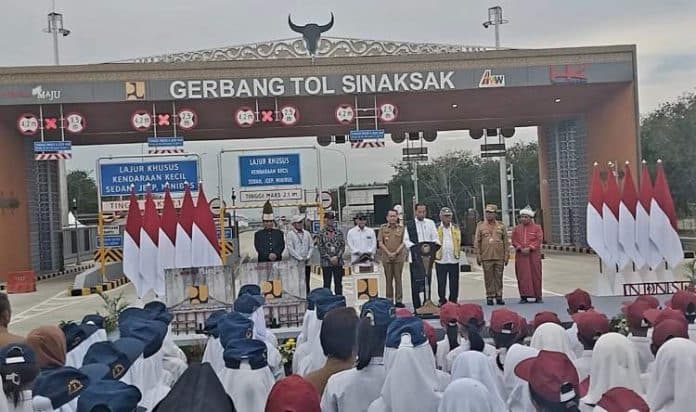 presiden_joko_widodo_resmikan_jalan_tol_sinaksak