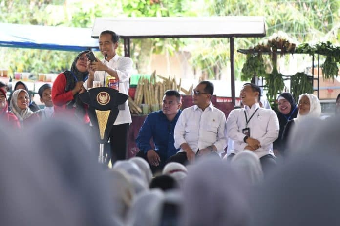 presiden_jokowi_acungi_jempol_produk_umkm_sumut