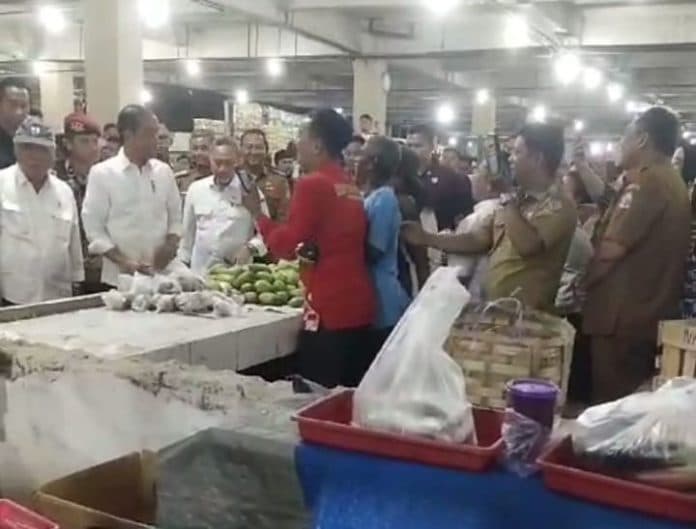 presiden_jokowi_bagikan_uang_dan_kaos_di_pasar_delimas_lubuk_pakam