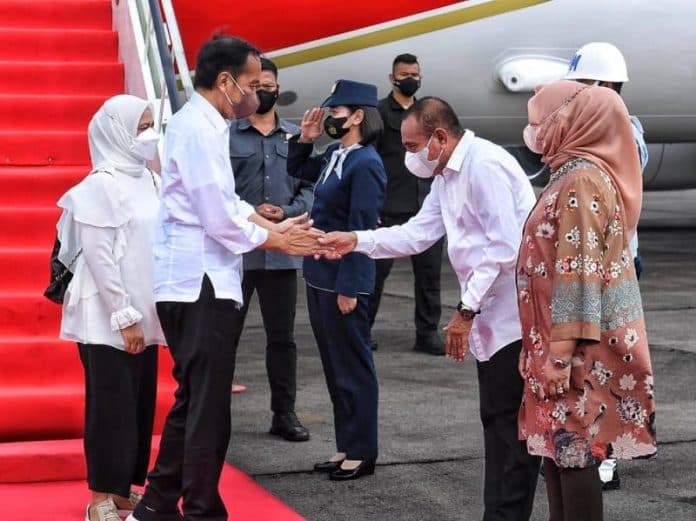 presiden_jokowi_beserta_ibu_negara_iriana_tiba_di_medan