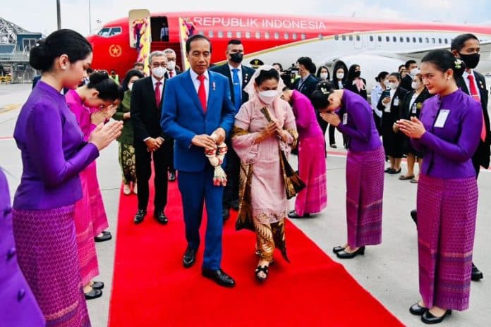presiden_jokowi_beserta_rombongan_mendarat_di_bangkok