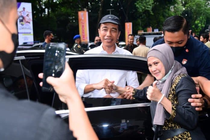 presiden_jokowi_cicipi_keripik_tempe_kualitas_ekspor_dari_pelaku_umkm