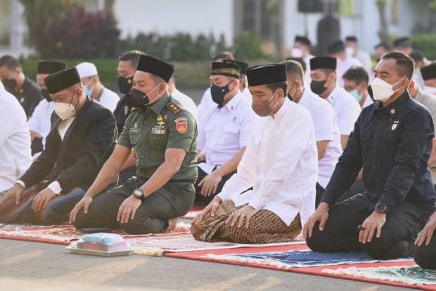 presiden_jokowi_dan_keluarga_sholat_id_di_halaman_istana_yogyakarta