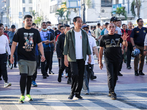 presiden_jokowi_hadir_di_cfd_lapangan_merdeka_warga_medan_heboh