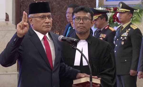 presiden_jokowi_lantik_marthinus_hukom_sebagai_kepala_bnn